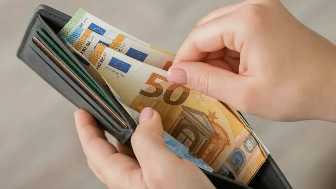 أسعار صرف العملات في السوق السوداء الجزائرية تثير القلق اليوم